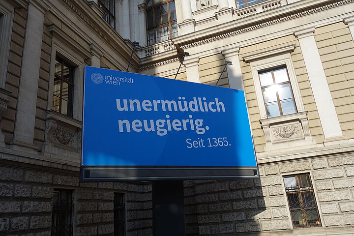 Billboard mit einer Collage an Gesichtern und dem darüber stehenden Text Wirkt
