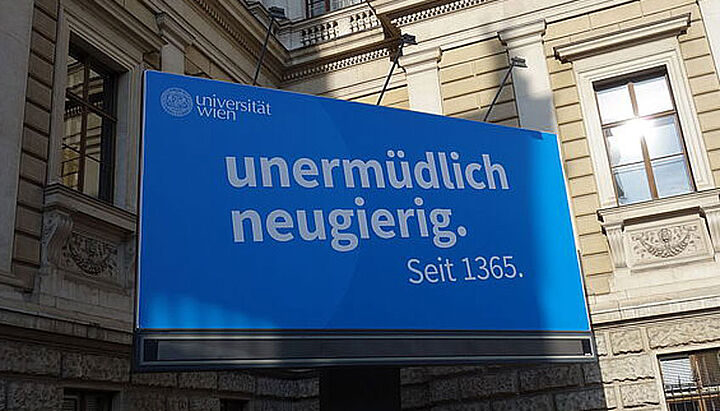 Billboard-Sujet mit Aufschrift unermuedlich neugierig