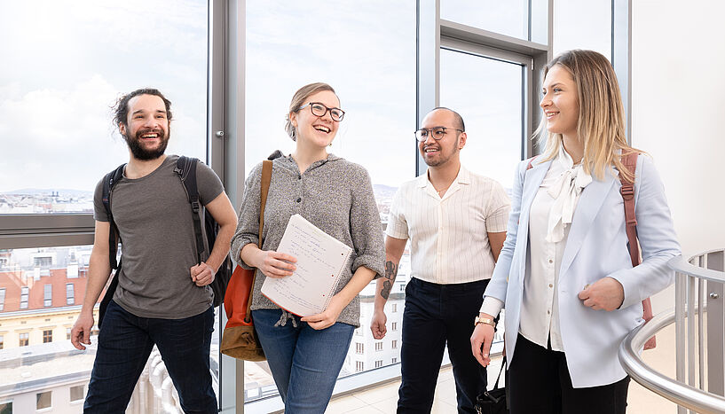 Drei Studierende im Hörsaal